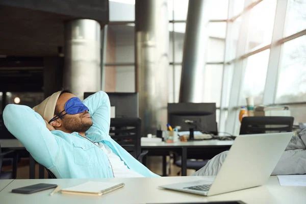 Homem Chapéu Está Relaxando Com Pés Mesa Centro Negócios — Fotografia de Stock
