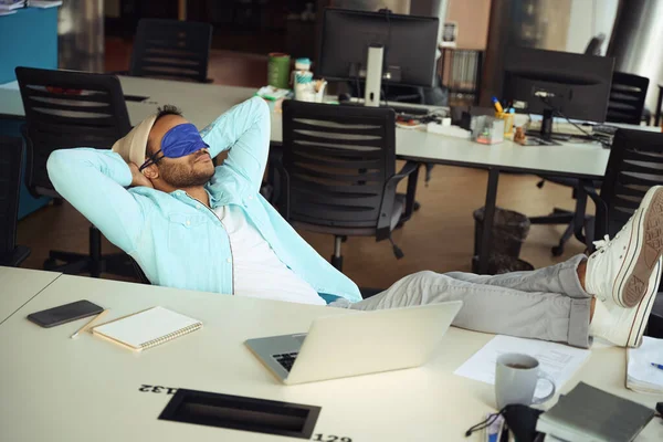 Maskeli Genç Bir Erkek Ofiste Koltukta Dinleniyor — Stok fotoğraf
