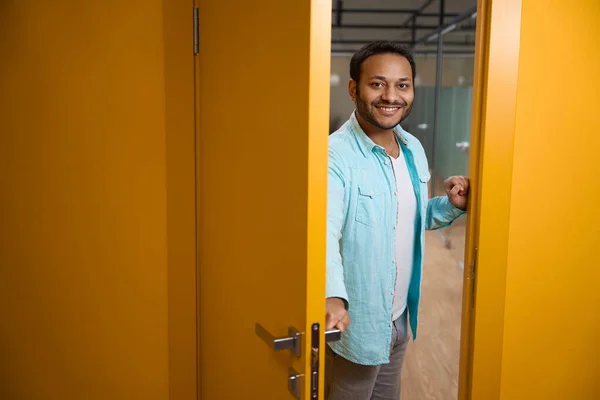 Mann Blauen Hemd Steht Büro Öffnet Tür Und Blickt Kamera — Stockfoto