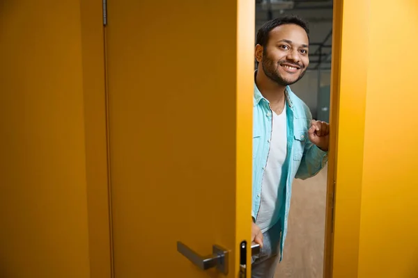 Mavi Gömlekli Bir Erkek Ofiste Duruyor Kapıyı Açıyor Kameraya Bakıyor — Stok fotoğraf