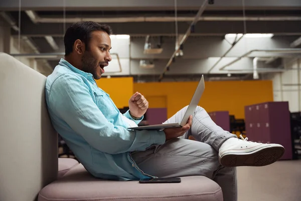 Ευτυχισμένος Άνθρωπος Κάθεται Στην Καρέκλα Laptop Στα Χέρια Και Την — Φωτογραφία Αρχείου