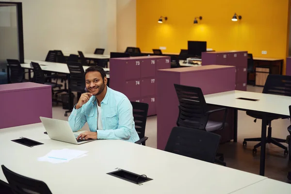 Lächelnder Mann Sitzt Schreibtisch Und Tippt Bei Der Arbeit Mit — Stockfoto