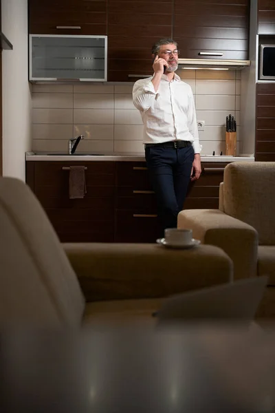 Kıyafetleri Içinde Yetişkin Bir Erkek Otel Odasında Müşteriyle Telefonda Konuşuyor — Stok fotoğraf