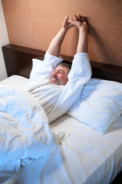 Счастливый Мужчина Халате Лежит Кровати Просыпаясь После Сна — стоковое фото