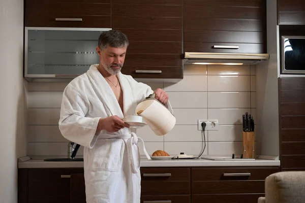Homem Adulto Roupão Banho Cozinha Segurando Bule Fazendo Chá — Fotografia de Stock