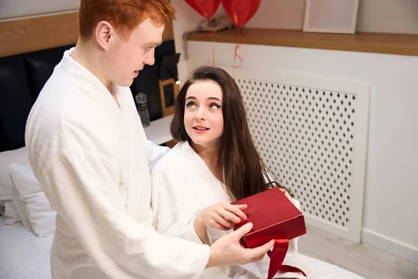 Молодой Человек Поздравляет Свою Очаровательную Девушку Днем Святого Валентина Подарок — стоковое фото