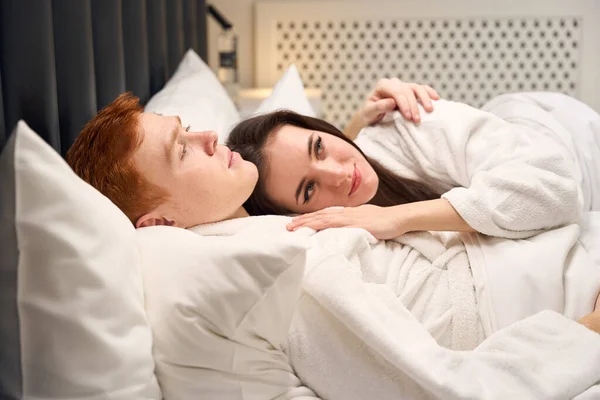 Beautiful Young Couple Basks Snow White Bed Spouses Bathrobes — Stock Photo, Image