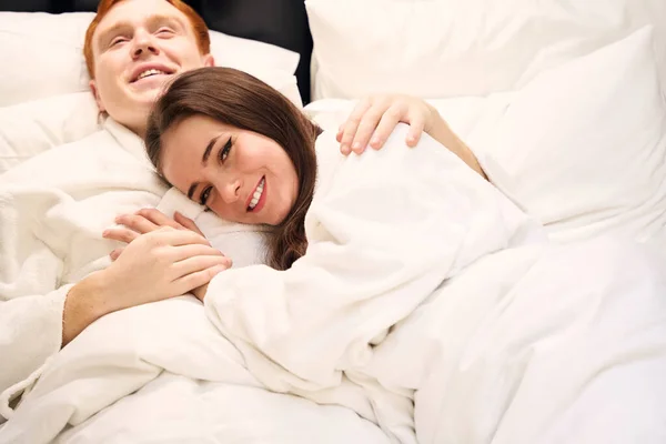 Genç Adam Bornozlu Kız Arkadaşı Büyük Bir Yatakta Yatıyor Bir — Stok fotoğraf