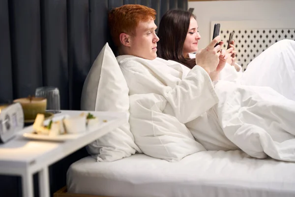 Pasgetrouwden Met Telefoons Zijn Ontspannen Een Hotelkamer Zijn Een Groot — Stockfoto