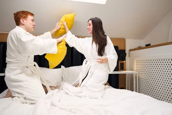 Recém Casados Encenou Uma Luta Travesseiro Cômico Quarto Hotel Eles — Fotografia de Stock
