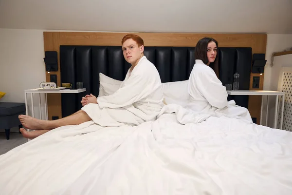 红头发的男人和他迷人的女朋友吵了起来 男人们在一家舒适的旅馆里休息 — 图库照片