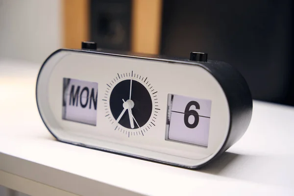 Table Modern Electronic Alarm Clock Display Shows Monday Sixth Day — Stock Photo, Image