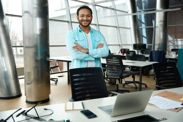 Glimlachende Man Aan Tafel Het Business Center Kijkend Naar Camera — Stockfoto