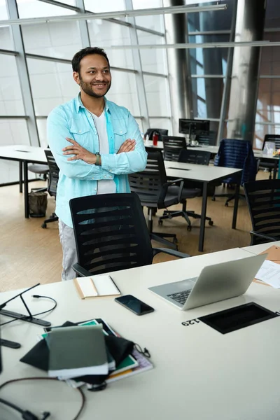 ハッピー男はビジネスセンターで仕事でノートパソコンと机の近くに立って — ストック写真