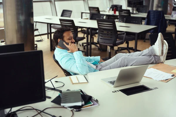 Jeune Homme Reposant Table Appelant Client Dans Centre Affaires — Photo