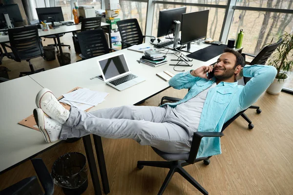 Glücklicher Mann Sitzt Stuhl Und Telefoniert Business Center — Stockfoto