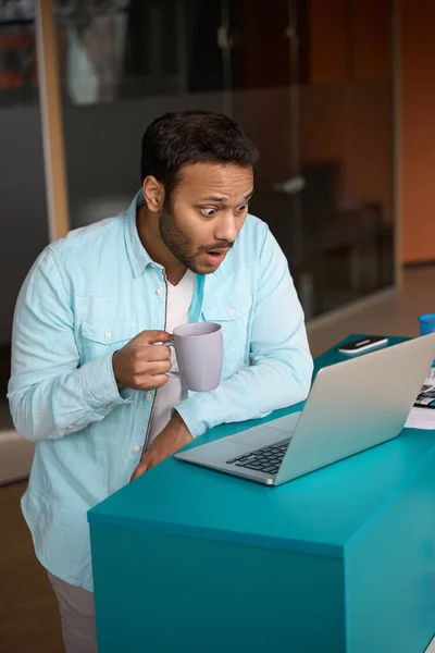 Mann Steht Tisch Trinkt Tee Und Arbeitet Business Center Computer — Stockfoto