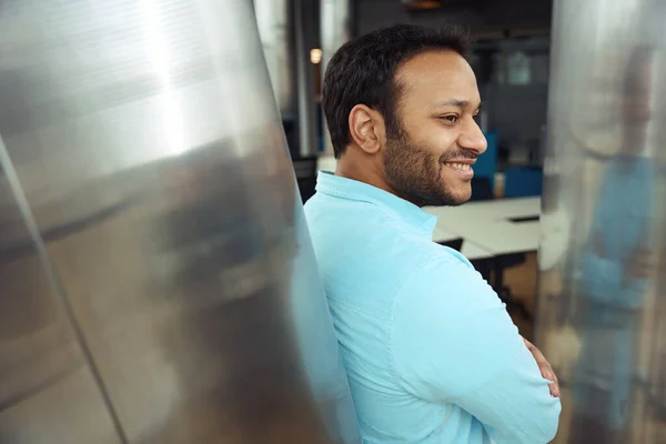 Porträt Eines Hinduistischen Lächelnden Mannes Blauem Hemd Der Büro Steht — Stockfoto