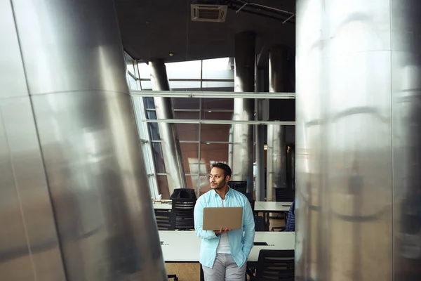 Νεαρός Άνδρας Στέκεται Κοντά Στο Γραφείο Και Εργάζεται Υπολογιστή Στο — Φωτογραφία Αρχείου