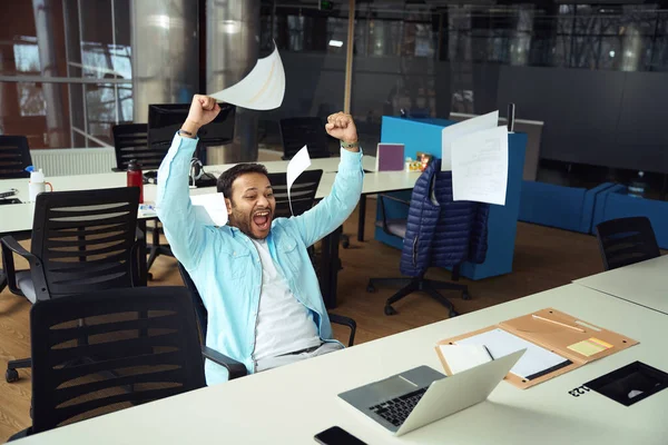 Hombre Feliz Sentado Silla Celebrando Victoria Trabajo Dispersa Papel Oficina — Foto de Stock