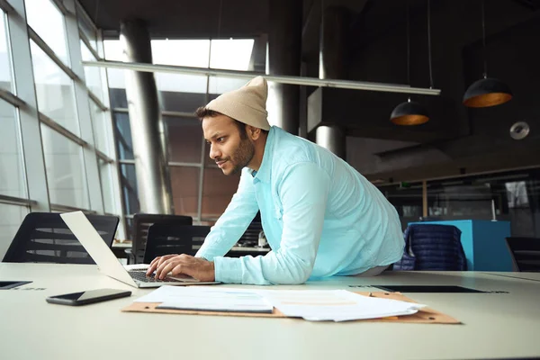 Junger Mann Mit Kopfbedeckung Sitzt Schreibtisch Und Arbeitet Laptop Business — Stockfoto