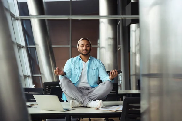 Man Med Telefonen Handen Sitter Framför Laptop Business Center — Stockfoto
