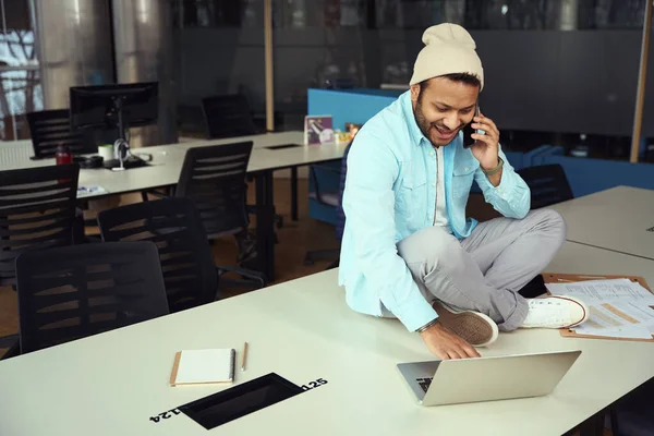 Glücklicher Mann Mit Hut Sitzt Schreibtisch Vor Dem Computer Und — Stockfoto