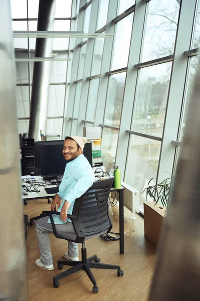 Glücklicher Mann Mit Kopfbedeckung Sitzt Stuhl Und Arbeitet Computer Business — Stockfoto