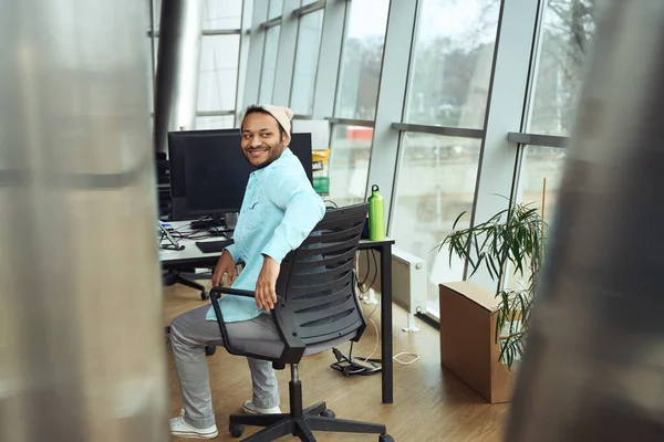Gelukkige Man Met Hoed Zittend Stoel Rustend Achter Computer Het — Stockfoto