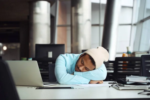 Młody Człowiek Kapeluszu Odpoczywa Pracy Przy Komputerze Centrum Biznesowym — Zdjęcie stockowe