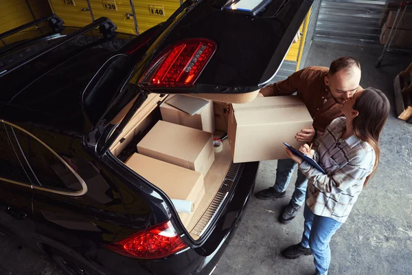 Dorosły Mężczyzna Kobieta Całują Się Pobliżu Bagażnika Samochodu Pudełkami Środku — Zdjęcie stockowe