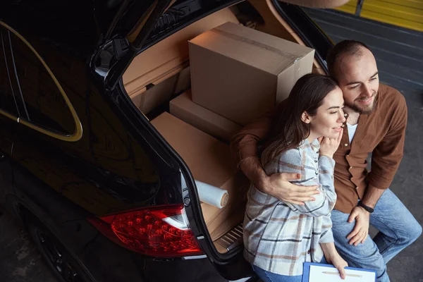 Young Male Person Sitting Embrace Woman Car Trunk Yhe Boxes — Stock Photo, Image
