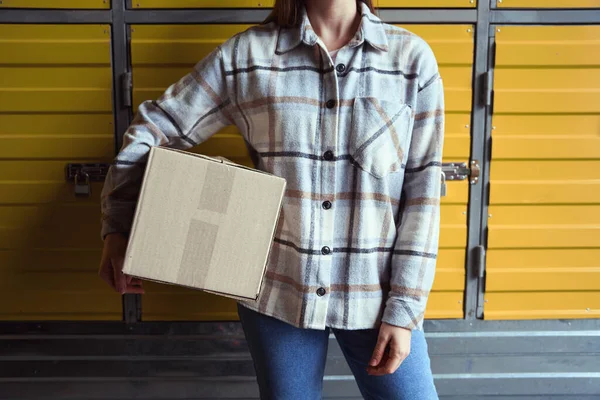 女尸站在仓库里 手里拿着盒子的剪影 — 图库照片