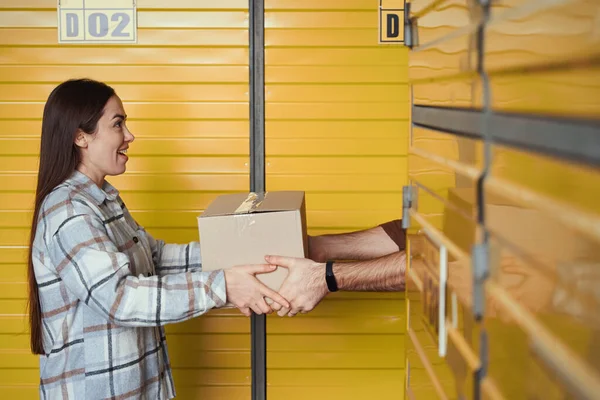 Amazed Young Female Transmiting Cardboard Box Man While Standing Warehouse — Stock Photo, Image