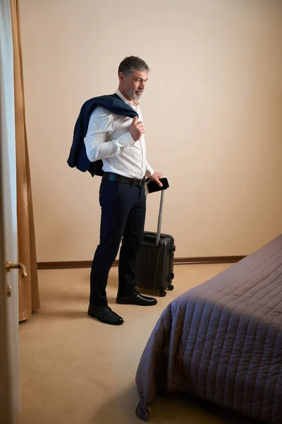 Adult Man Office Clothes Holding Handle Suitcase Hotel — Stock Photo, Image