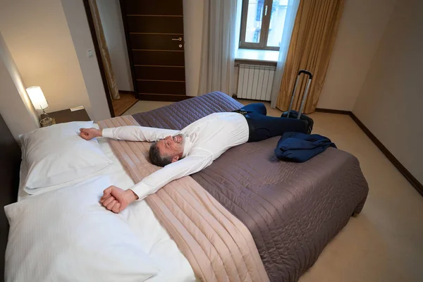 Hombre Feliz Traje Negocios Descansando Cama Hotel Después Viajar — Foto de Stock