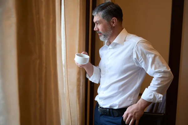Mann Businessanzug Steht Mit Tasse Tee Hotelzimmer — Stockfoto