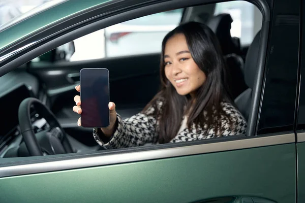 Fröhliche Junge Asiatin Sitzt Einem Neuen Auto Auf Dem Fahrersitz — Stockfoto