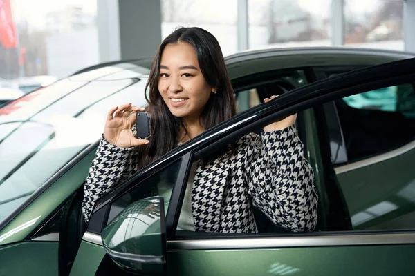 Young Female Customer Looks Out New Car Holds Aar Key — Stock Photo, Image