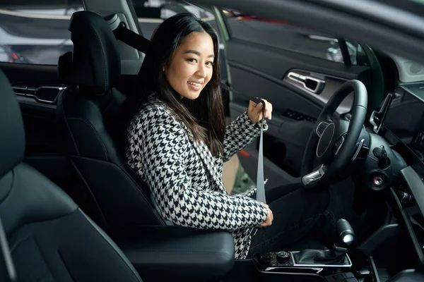 Young Asian Woman Sits Drivers Seat She Uses Seat Belt — Stock Photo, Image