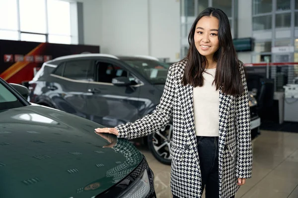Hoş Asyalı Kadın Yeni Bir Arabanın Yanında Duruyor Elini Kaputa — Stok fotoğraf
