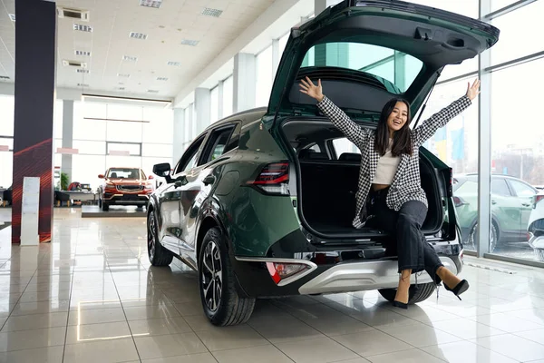 Beautiful Young Woman Rejoices New Car Car Trunk Open — Stock Photo, Image