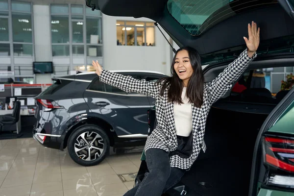 Neşeli Asyalı Kadın Yeni Arabasında Seviniyor Bagajı Açık — Stok fotoğraf