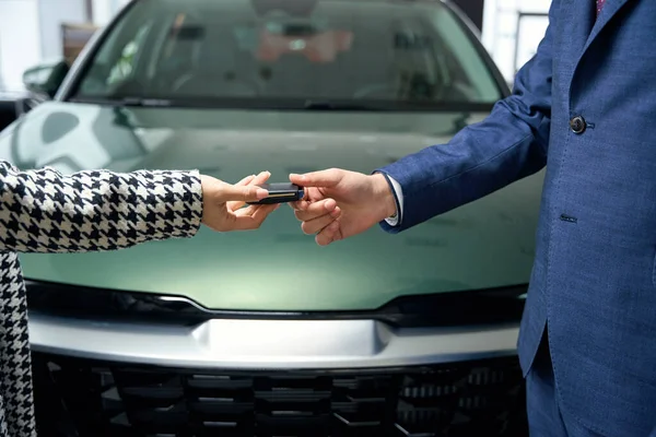 Mann Businessanzug Reicht Autoschlüssel Frau Menschen Stehen Vor Glänzendem Neuwagen — Stockfoto