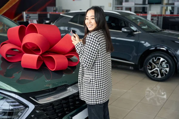 Young Asian Woman Stands Front Car Gift Bow Female Has — Stock Photo, Image