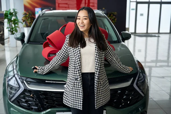 Young Asian Woman Stands Front Car Red Bow Female Has — Stock Photo, Image