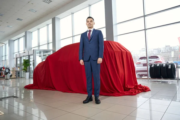 Konsult Kostym Står Mot Bakgrund Bilen Täckt Med Rött Tyg — Stockfoto