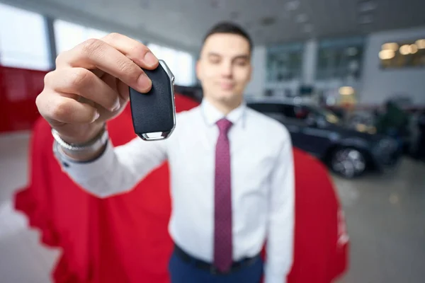 Junger Mann Steht Vor Einem Mit Rotem Tuch Bedeckten Auto — Stockfoto