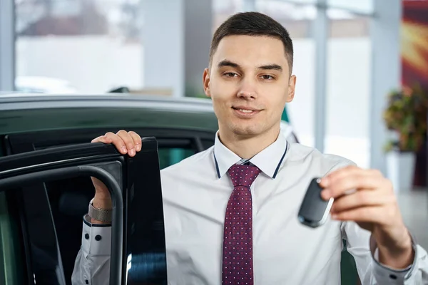 Junger Mann Steht Mit Autoschlüssel Vor Der Offenen Autotür Ein — Stockfoto