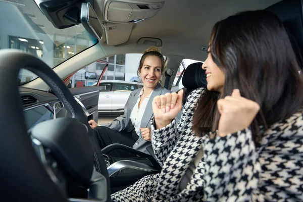 Two Jojful Businesswomen Looking Look Each Other Sitting Automobile — Stock Photo, Image